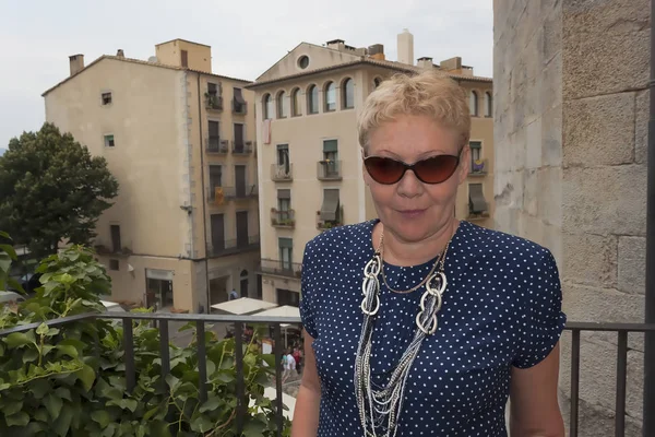 Middelbare Leeftijd Vrouw Het Balkon Tegen Achtergrond Van Residentiële Gebouwen — Stockfoto