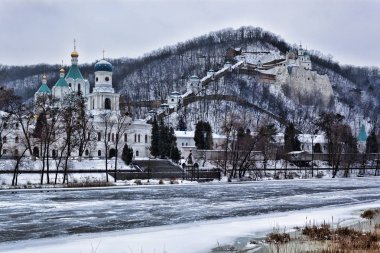 Sviatohirsk Lavra kiliseleri. Bulutlu gün Aralık ayında. Rıhtımlar üzerinde