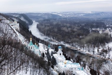 Sviatohirsk Lavra Seversky Donets kışın kıyısında. Üstten Görünüm. Aralık