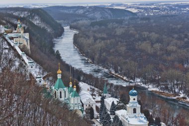 Sviatohirsk Lavra Seversky Donets kışın kıyısında. Üstten Görünüm. Aralık