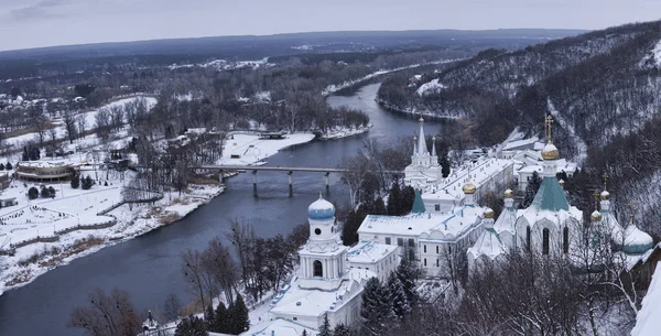 Sviatohirsk Lavra Seversky Donets kışın kıyısında. Üstten Görünüm. Aralık