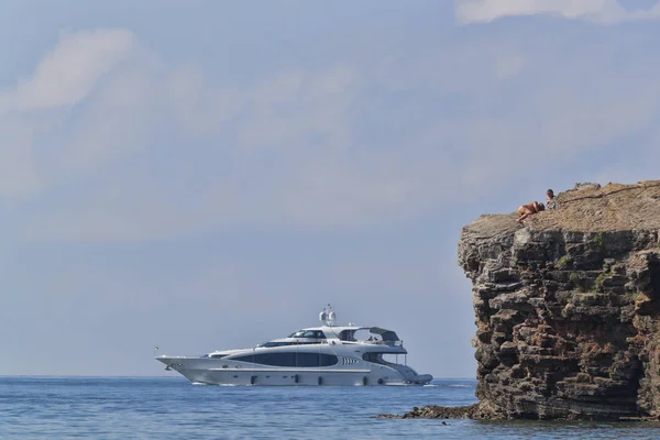 Yacht in the bay of Budva — Stock Photo, Image