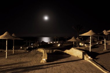 Geceleri Fenerlerle aydınlatılan Kızıldeniz'de bir plaj