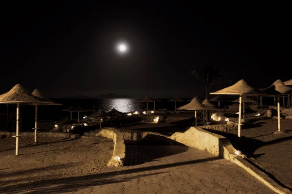 提灯に照らされた夜の紅海のビーチ — ストック写真