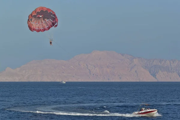 Parasailing no Mar Vermelho em Sharm El Sheikh — Fotografia de Stock