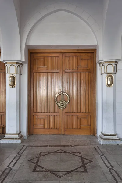 Grandes portes en bois entre les colonnes — Photo