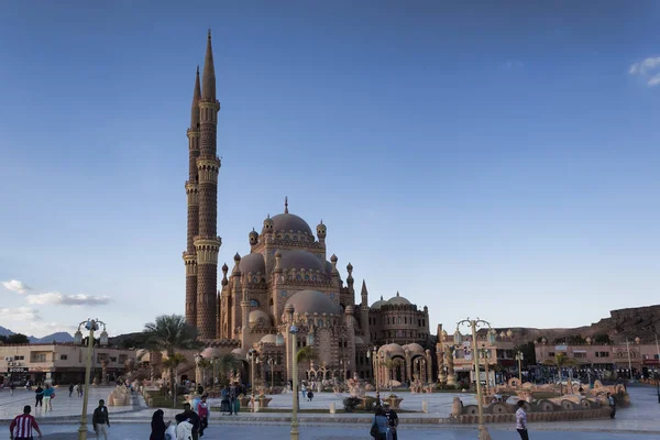 På torget vid Al-Sahaba moskén i Sharm El Sheikh, det — Stockfoto