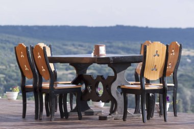 Bir masa ve mou yükselir bir kaide üzerinde birkaç sandalye,