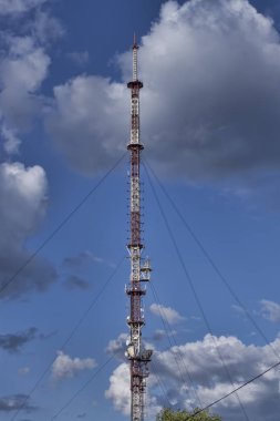 Mavi gökyüzü arka plan üzerinde TV Kulesi