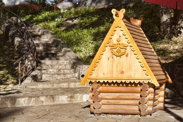 Casa de madeira decorativa no parque infantil — Fotografia de Stock