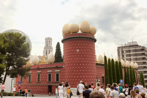 Nära Salvador Dali museum i Figueros den 17 juli, 2013 — Stockfoto