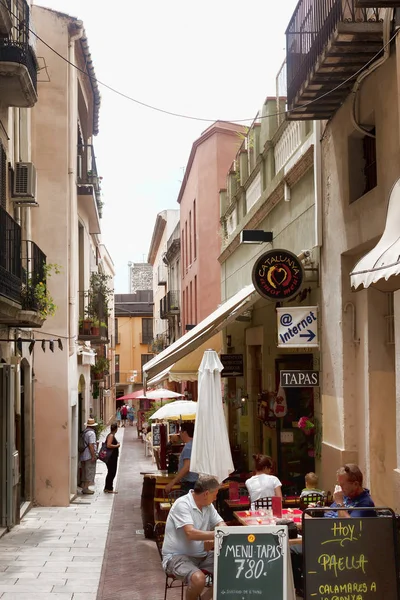 On the narrow streets near the Salvador Dali Museum in Figueros — Stock Photo, Image