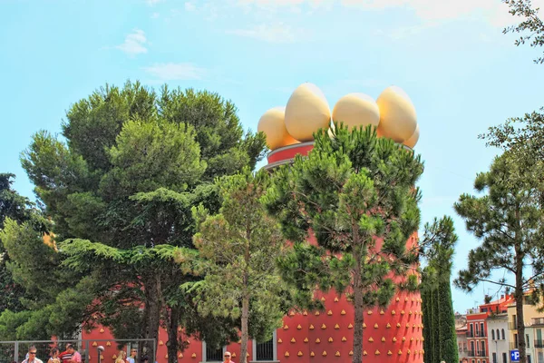 Fragment av byggnad av Salvador Dali-museet i Figueros på — Stockfoto