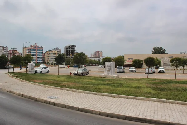 Nas ruas de Antalya. Sabor local e boas estradas atraem t — Fotografia de Stock