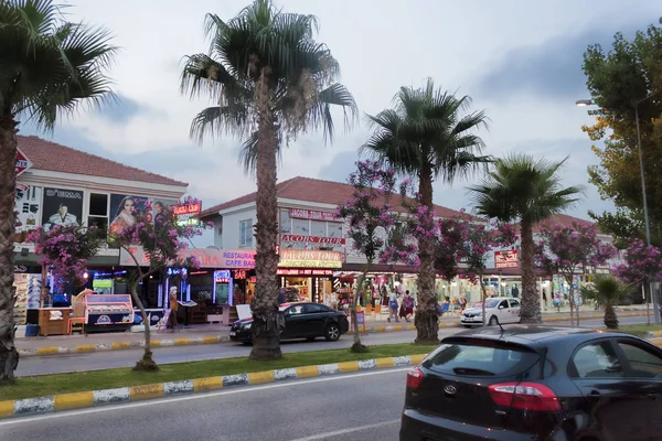 Evening Boulevard-Touristik in Camyuva — Stockfoto