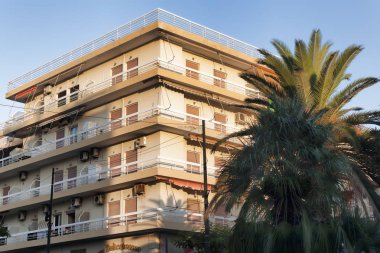 Bir yaz gününde Loutraki sokakta