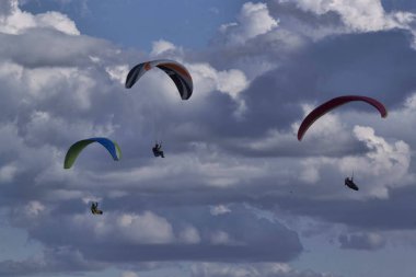 Mount alanında bulutların bir arka plan üzerinde Yamaç Paraşütü