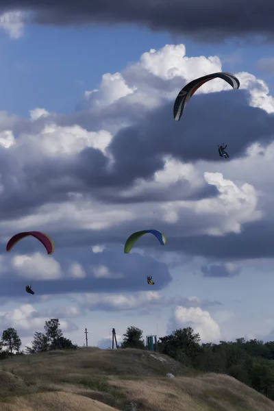 Parapentes en el Monte Kremyanets en Izum — Foto de Stock