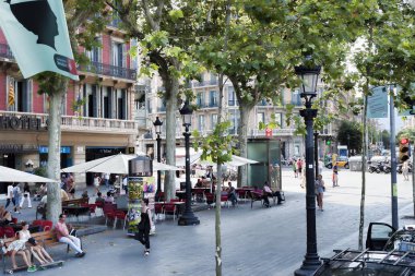 Bir yaz gününde Barselona sokaklarında