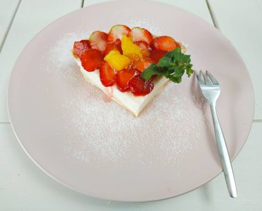 Kremalı böğürtlenli tart... İnce çıtır kum sepeti, vanilyalı krema ve bir sürü çilek. Nane yaprağıyla süslenmiş.