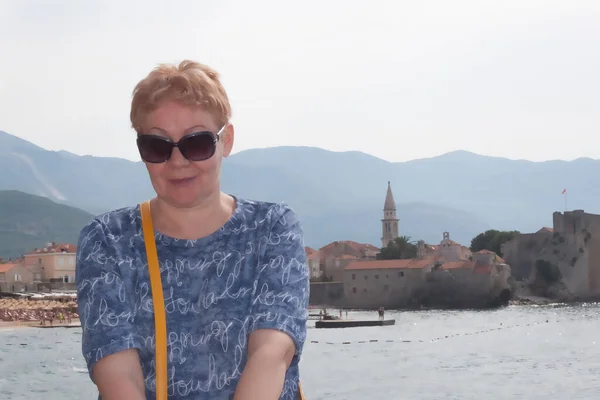 Gammal Kvinna Solglasögon Bakgrunden Den Gamla Staden Budva Montenegro Sommaren — Stockfoto