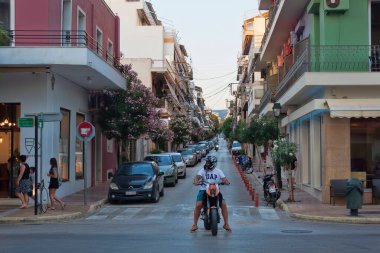 LOUTRAKI, GREECE - 5 Temmuz 2018: Bir yaz günü Loutraki caddesinde