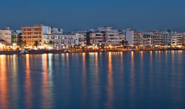 Loutraki seti gece geç saatte aydınlanır. İyon Denizi Korint Körfezi, Yunanistan