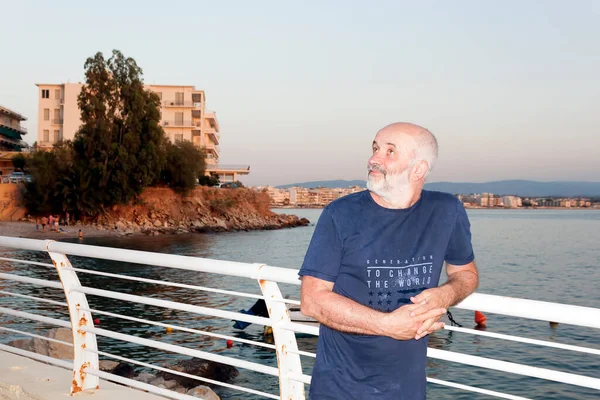 Uomo Età Matura Alla Ringhiera Sul Lungomare Loutraki Sera — Foto Stock