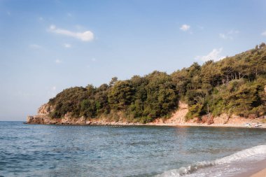 Budva Riviera 'nın en popüler plajlarından biri olan Budva' daki Mogren 'in kum ve çakıl taşı plajı.