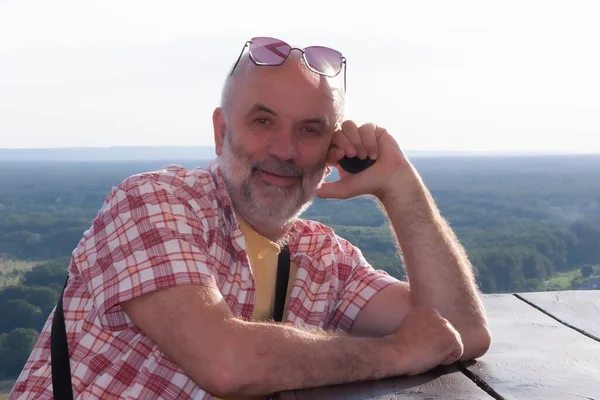 Homem Idade Madura Careca Com Barba Uma Mesa Numa Área — Fotografia de Stock