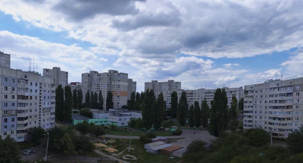Kharkiv Ukraine August 2020 Gården Mellan Kharkiv Sovjetiska Byggda Flervåningshus — Stockfoto