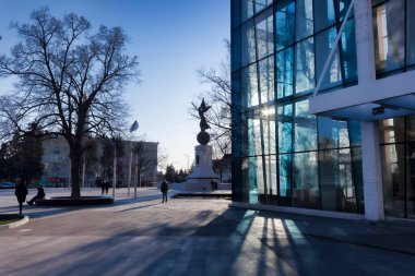 KHARKIV, UKRAINE - 23 Kasım 2019: Kharkiv Anayasasının Meydanı. Güneş ışığı, Tarih Müzesi 'nin cam kutusunu delip geçiyor.