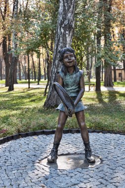 KHARKIV, UKRAINE - 2 Ekim 2016: Kharkov 'daki Gorky Park' taki bir kız tenisçinin bronz figürü