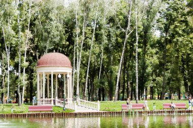 KHARKIV, UKRAINE - 9 Temmuz 2014: Kharkov 'daki Gorky parkındaki göl, her zaman çok sayıda ziyaretçi vardır