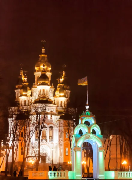 聖ミラーの寺院 夜にハリコフで旗手 手前はシルバージェット噴水複合施設 — ストック写真