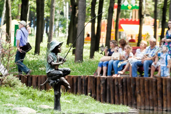 Kharkiv Ukraine Juli 2014 Bronsfigur Fiskare Pojke Sjö Gorkij Parken — Stockfoto