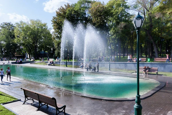 Kharkiv Ukraine 2019年8月6日 在哈尔科夫更新的舍甫琴科花园 Shevchenko Garden 有喷泉的湖 总是有很多访客 — 图库照片