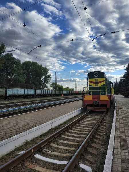 豪雨の夏の日には スロヴァキア鉄道駅に気動車が停車する — ストック写真