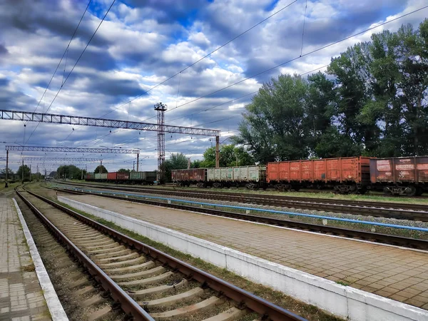 Влітку Залізничній Станції Словорт Важкими Хмарами — стокове фото