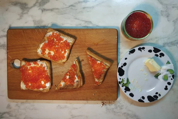 Tres Sándwiches Con Mantequilla Caviar Rojo Una Tabla Madera Junto —  Fotos de Stock