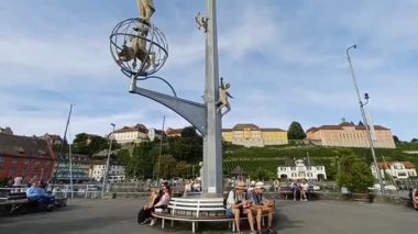 MEERSBURG, GERMANY - 7 Eylül 2025: Meersburg 'daki Sihirli Sütun, ünlü sanatçı Peter Lenk tarafından oluşturuldu