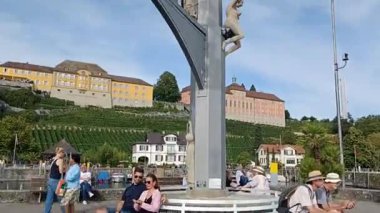 MEERSBURG, GERMANY - 7 Eylül 2025: Meersburg 'daki Sihirli Sütun, ünlü sanatçı Peter Lenk tarafından oluşturuldu