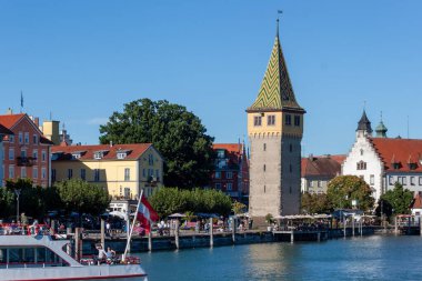 LINDAU, BAVARIA, GERMANY - 31 AĞUSTOS 2025: Lindau Adası 'nın Constance Gölü' ndeki tarihi deniz feneri (eski deniz feneri)