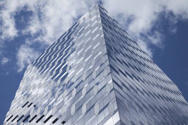 Cam Yüksek katlı ve bulutları yansıtan, New York, ABD