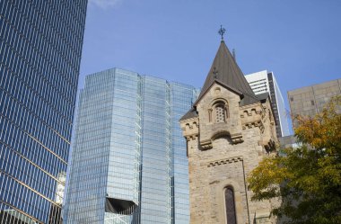 Toronto, Kanada-Kasım 20, 2016:Toronto, Kanada-Kasım 20, 2016: St Andrew's Presbiteryen Kilisesi ve Cn Tower - Toronto, Ontario, Kanada