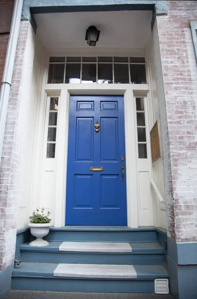Передняя Синяя Деревянная Дверь Часть Дома Бостоне Сша — стоковое фото