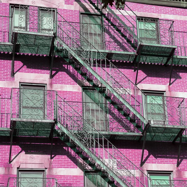 ピンクのれんが造りの建物とボストン市内中心部 米国の金属階段と外の景色 — ストック写真