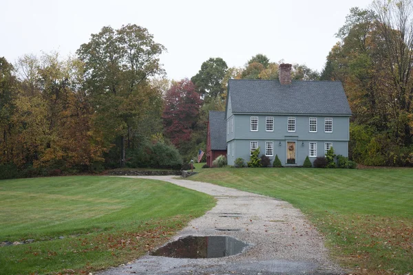 Niebieski Drewniany Dom Sezonie Jesiennym Stanach Zjednoczonych Zmiana Liści — Zdjęcie stockowe