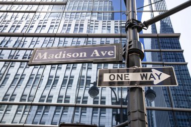 New York - Ağustos 17:Madison Cadde Sokak tabelası ve tek yönlü bir işaret