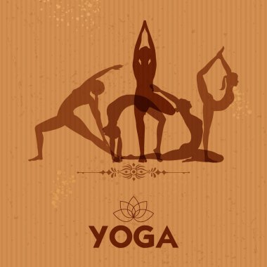 İnsanlar 21 Haziran'da Uluslararası Yoga Günü için asana yapıyor